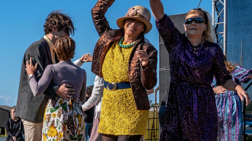 Menschen tanzen den sogenannten „Lindy Hop“ zu Swing-Musik