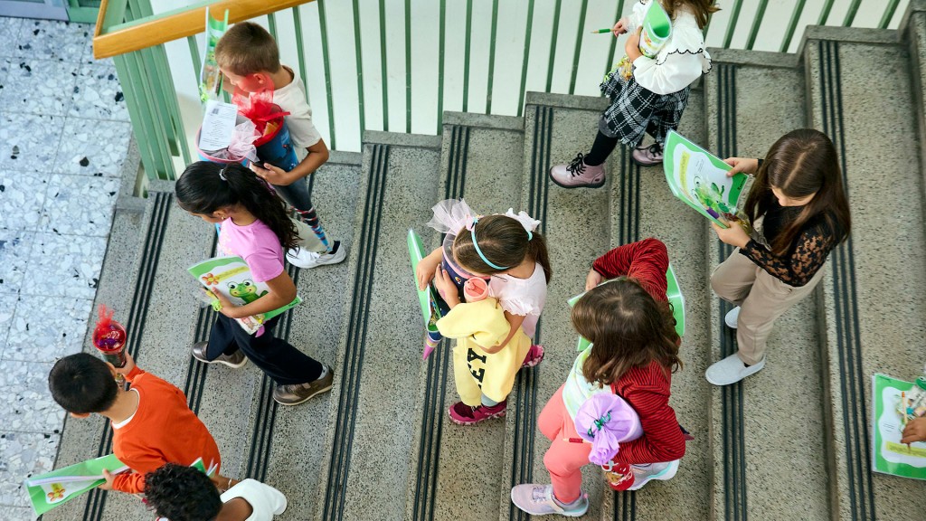 Foto: Kinder mit Schultüten laufen eine Treppe hinab