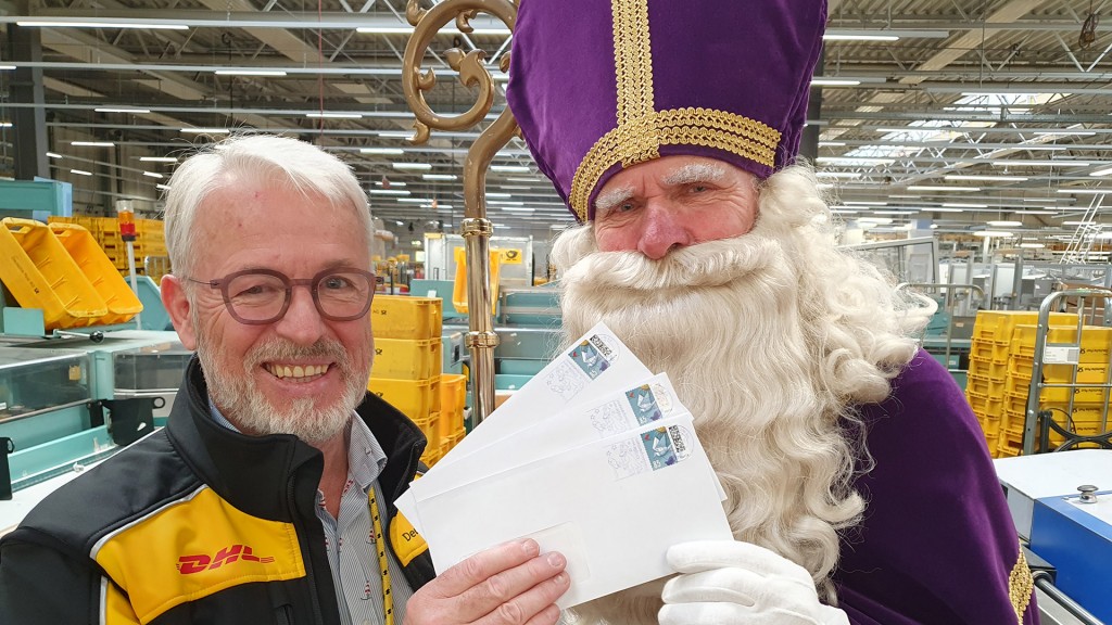 Postmitarbeiter und Nikolaus mit Briefen mit dem Nikolausstempel