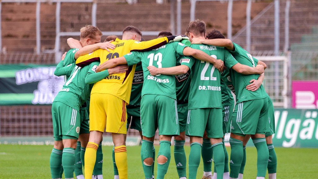 Die Fußballspieler des FC Homburg schwören sich auf das Spiel ein