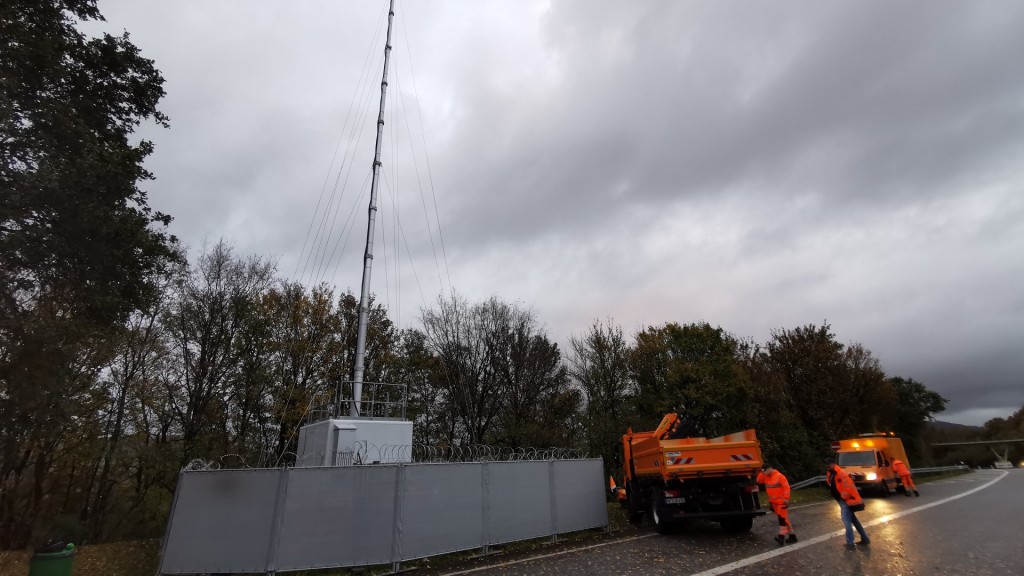 Ein mobiler Funkmast auf einem Parkplatz bei Schellenbach im Saarland