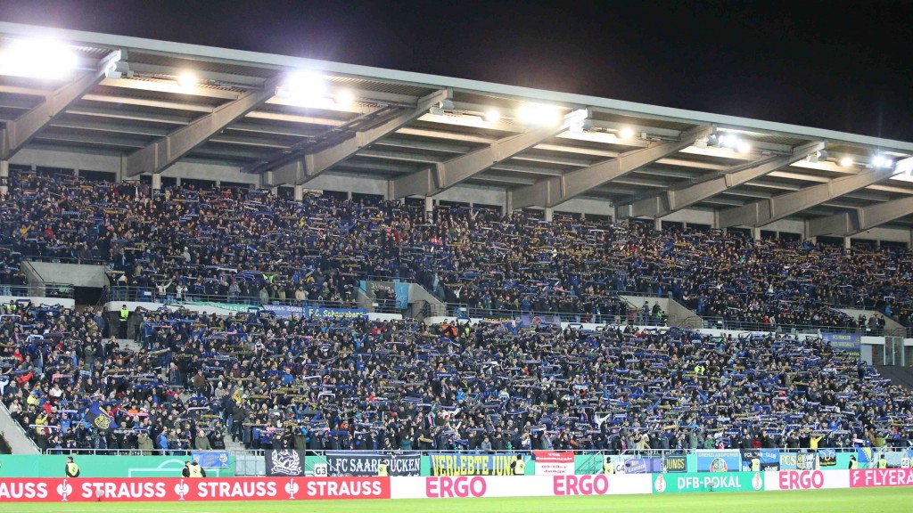 Fans des 1. FC Saarbrücken beim DFB-Pokalspiel gegen Bayern München