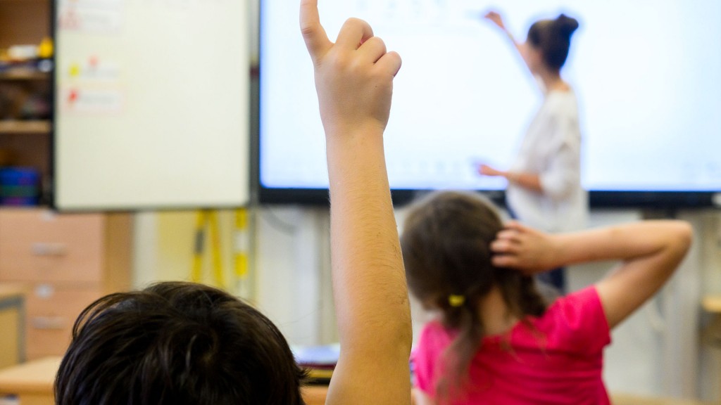 Foto: Kind meldet sich im Schulunterricht