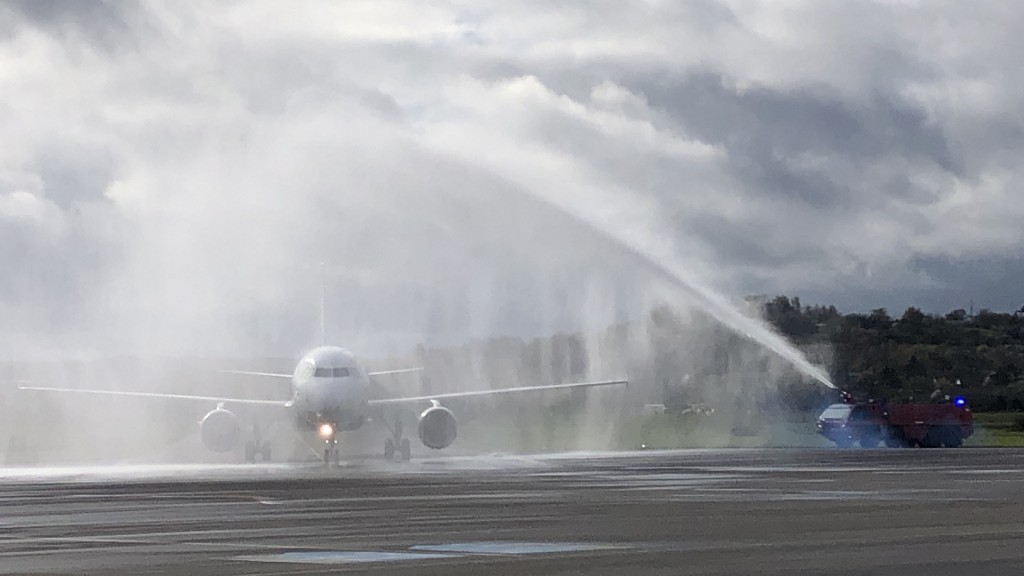 Begrüßung durch die Flughafenfeuerwehr der A320 der Freebird Airlines Europe