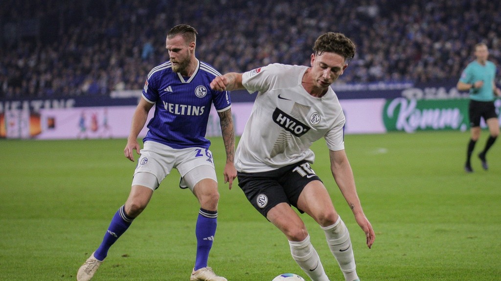 Jannik Rochelt (SV Elversberg) und Tomas Kalas (FC Schalke 04)