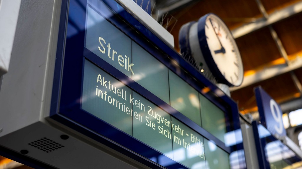 Auf einer Anzeigetafel am Gleis wird auf einen Streik bei der Bahn informiert