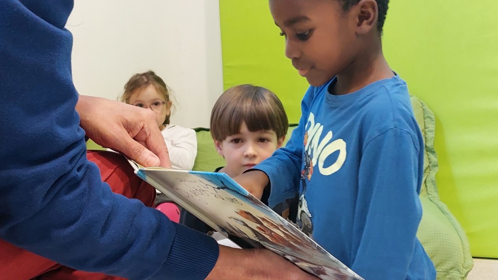 Kinder lauschen beim Vorlesen