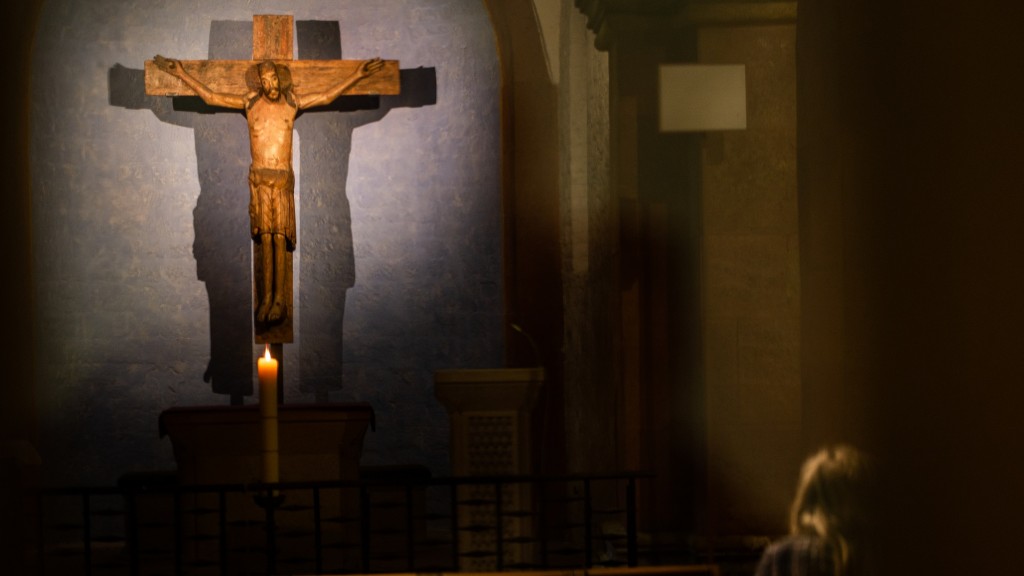 Ein Frau sitzt zur Andacht in einer Kapelle