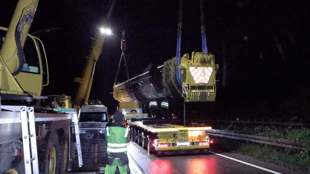 Foto: Bergung des Autokrans auf der A8. Der Kranarm wird auf einen Transporter gehoben.