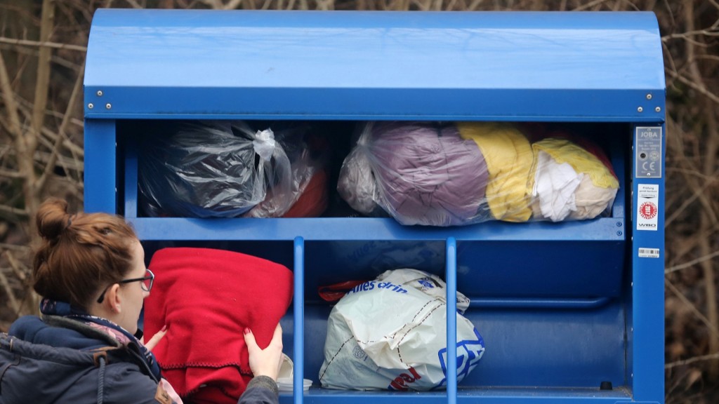 Foto: Frau vor Altkleidercontainer