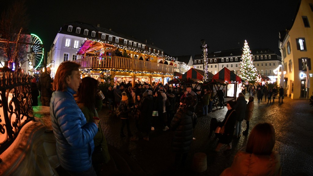 Weihnachtsbaum, Riesenrad und festliche Beleuchtung prägen den Saarbrücker Christkindelsmarkt