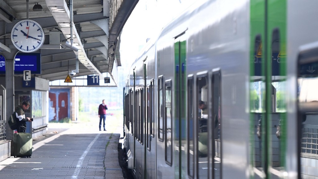 Bahnhof mit Regionalbahn und wartenden Fahrgästen