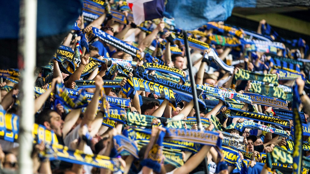 Fans des 1. FC Saarbruecken auf der Tribüne