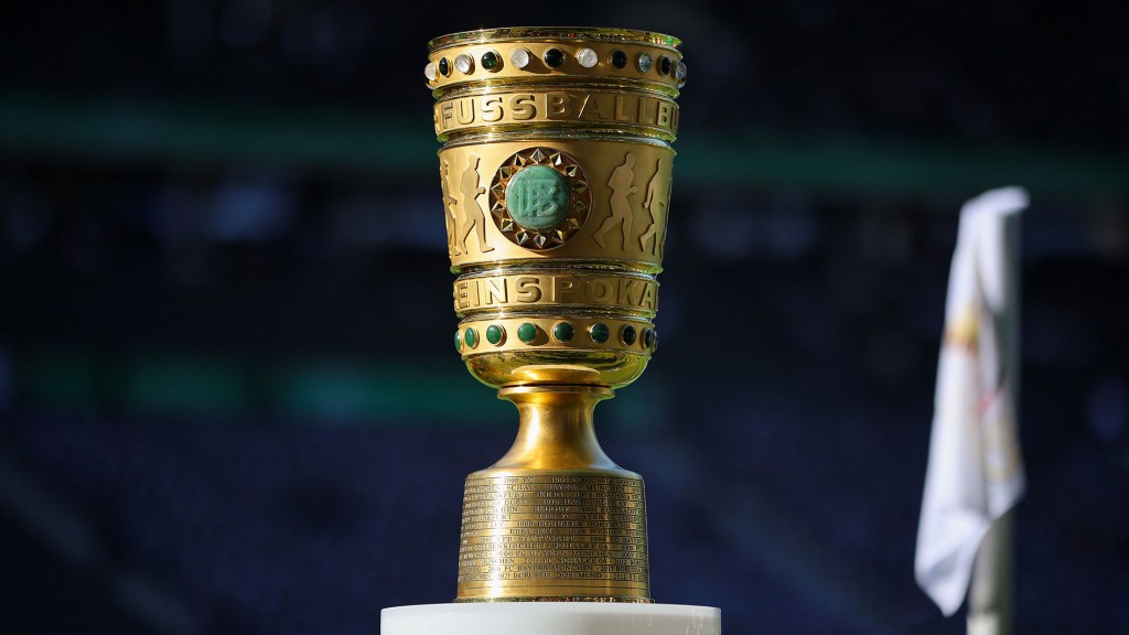 Der DFB-Pokal steht auf einem Podest im Fußballstadion