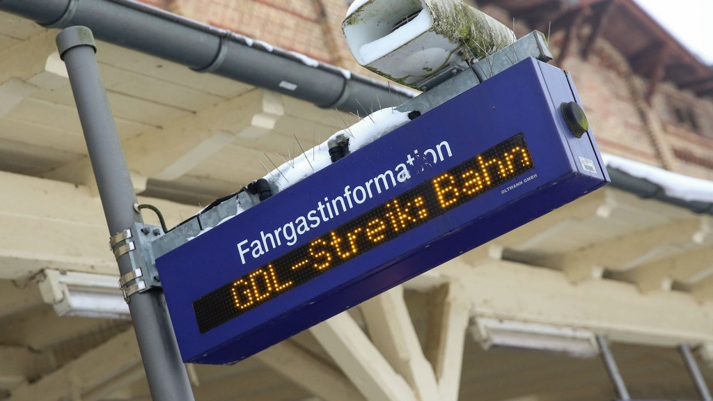 Ein Gleisanzeiger weist Bahnstreik hin