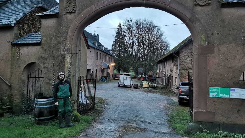 Landwirt Christian Krupp vor dem Tor des Pillinger Hofes