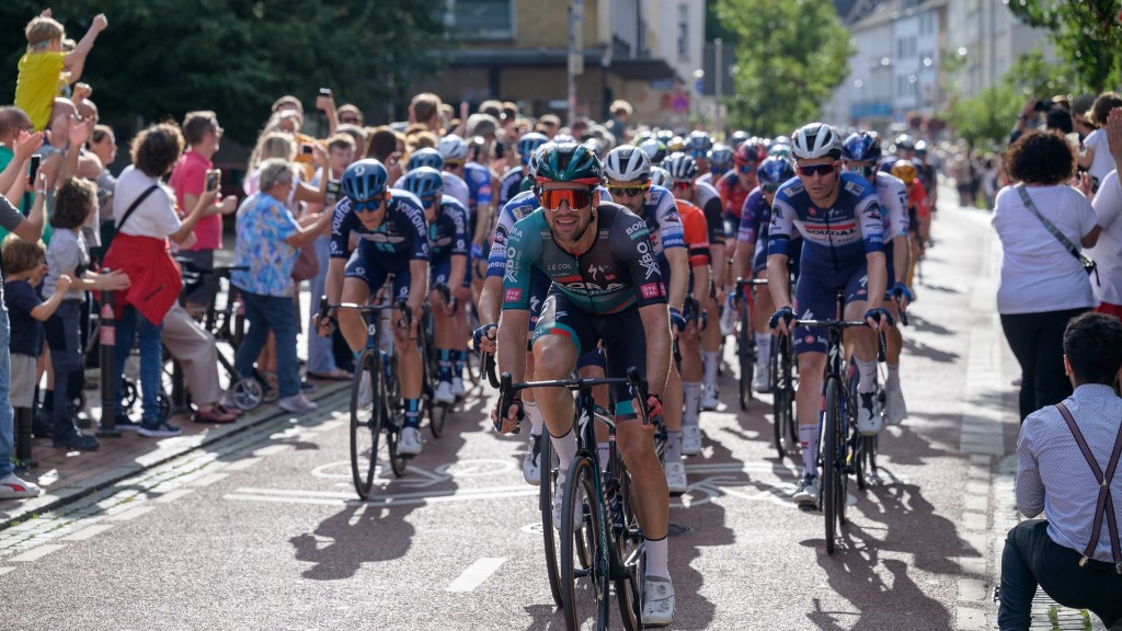 Foto: Deutschlandtour - Radprofis fahren durch die Stadt