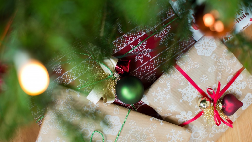 Geschenke liegen unter einem Weihnachtsbaum