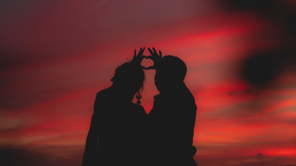 Eine Gestalt eines Paares vor einem roten Sonnenuntergang