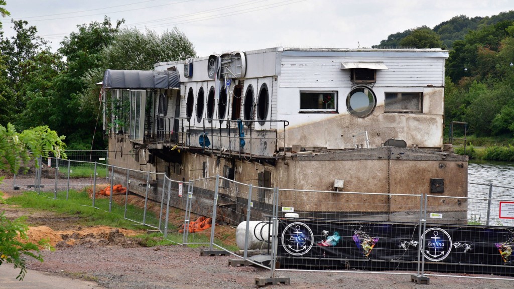 Das „Schwimmschiff“, oder die „Vaterland“ verottet am Saarufer in Burbach