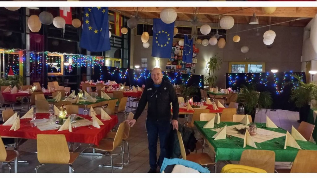 Christoph Meiser in der geschmückten Cafeteria des Illtal-Gymnasiums