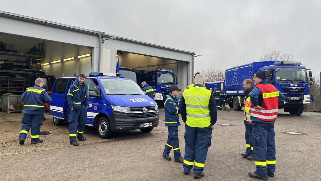 Helfer des THW Freisen vor der Abfahrt ins Hochwassergebiet in Niedersachsen