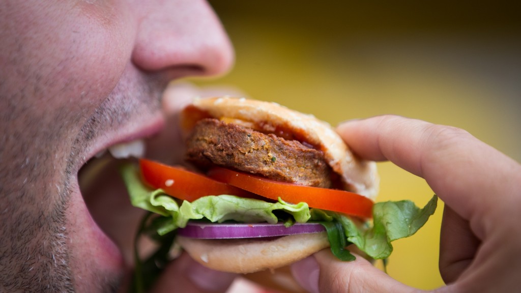 Mann beißt in einen Burger