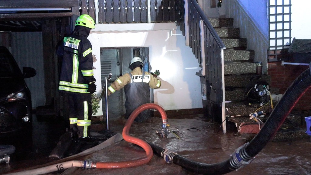 Foto: Die Feuerwehr pumpt Wasser aus einem überfluteten Haus in Wustweiler
