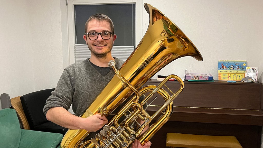 Lukas Dressler mit seiner Tuba