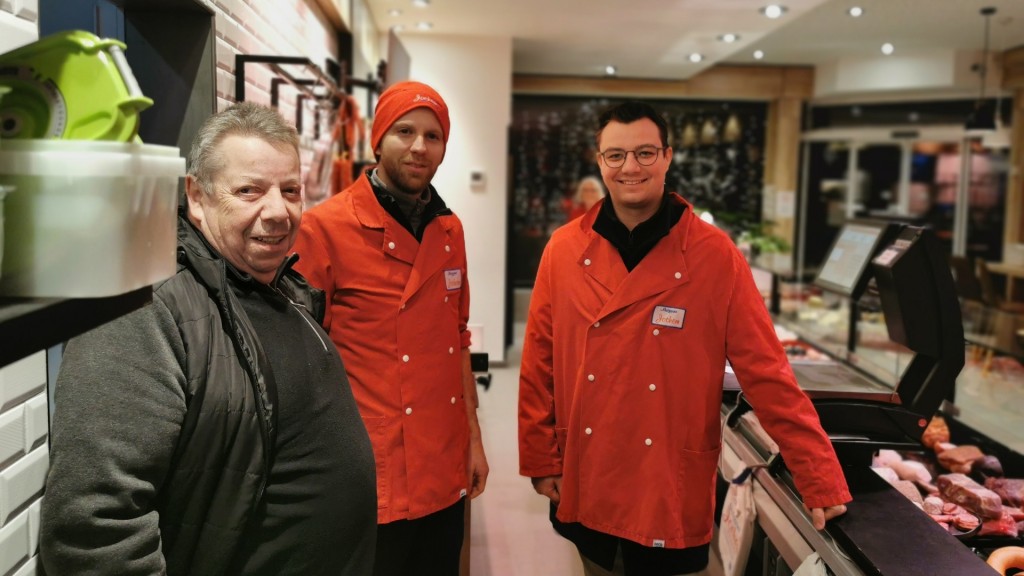 v.l.n.r.: Minijobber Horst Jacob, Chef Marco Jochen und GuMo Mobil Reporter Oliver Buchholz in der Metzgerei Jochem in Schwalbach.