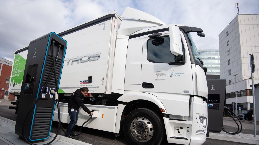 Ein LKW wird an einer Ladesäule aufgeladen.