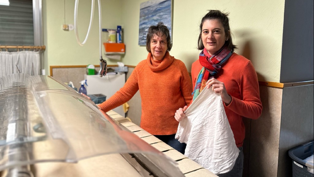 Christel Meyer (links) mit ihrer Tochter Judith (rechts) in ihrem Heißmangelbetrieb in Saarlouis-Roden