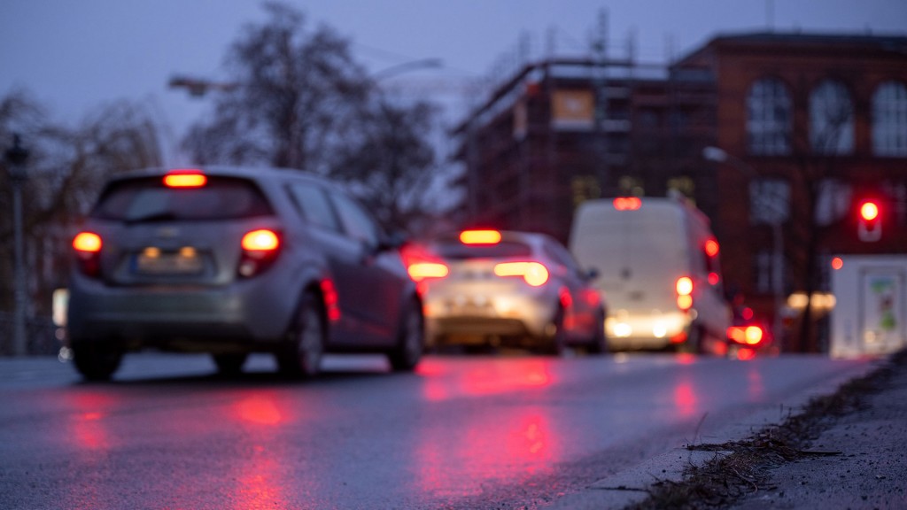 Autos fahren in der Dämmerung über eine vereiste Straße