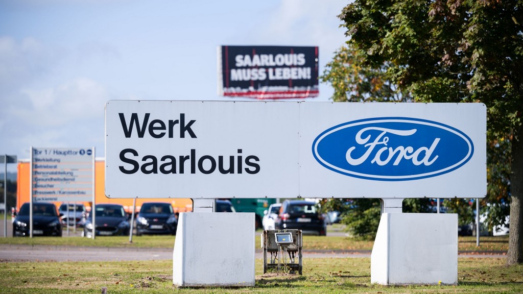 Schilder auf dem Außengelände des Ford Werks in Saarlouis.