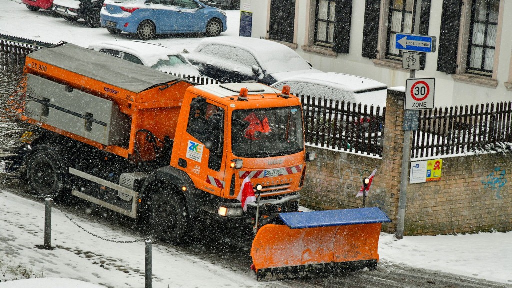 Winterdienst der ZKF schniebt Schnee und streut