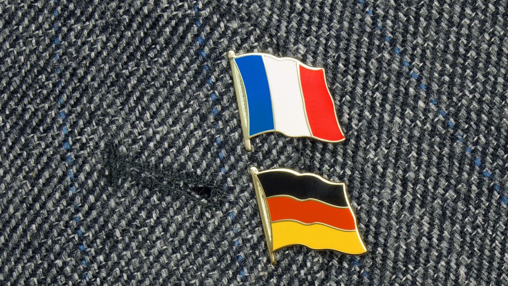 Kleine Astecknadeln der Flaggen von Frankreich und Deutschland an einem Revers