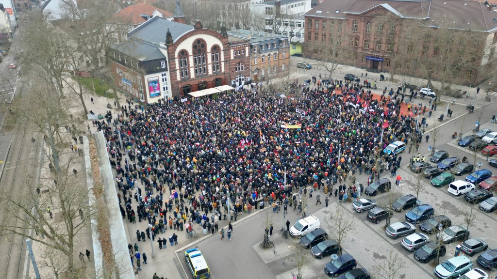 Foto: Demonstrierende vor der Feuerwache in Saarbrücken.