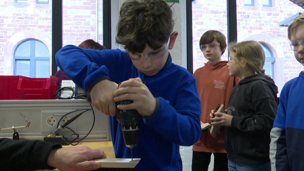 Kinder lernen in der Wissenswerkstatt in Saarbrücken spielerisch, wie Technik funktioniert