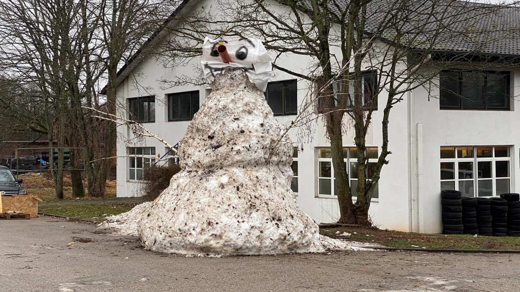 Olaf, Saarlands größter Scheemann, schmilzt dahin