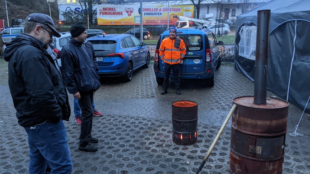 Lokführer im Streikcafé