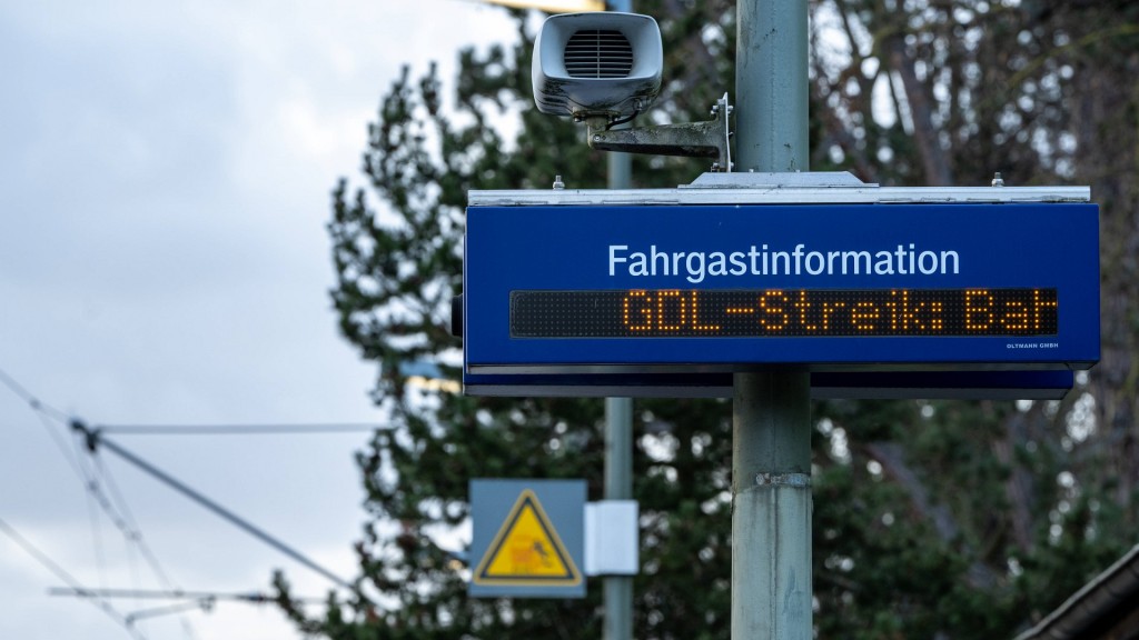 Eine Anzeige an einem Bahnhof weist auf den Lokführerstreik bei der Deutschen Bahn hin.