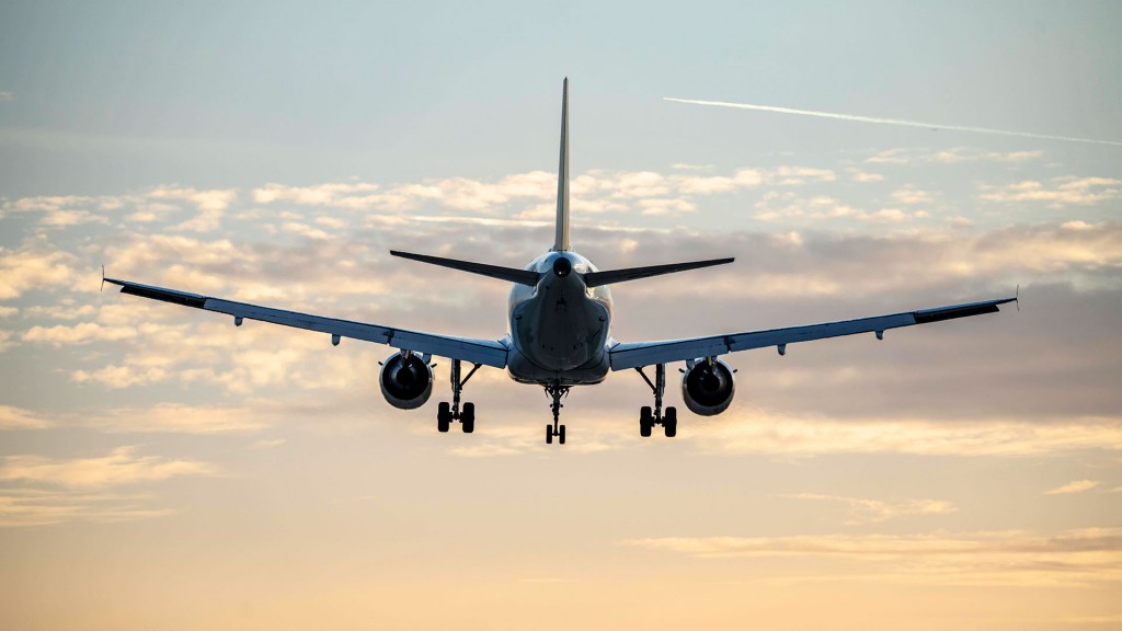 Flugzeug schwebt knapp über der Landbahn vor sonnengefärbtem Himmel