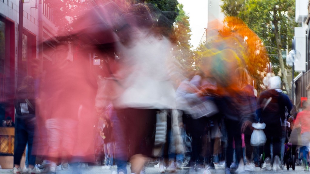 Foto: Menschen laufen in einer Fußgängerzone