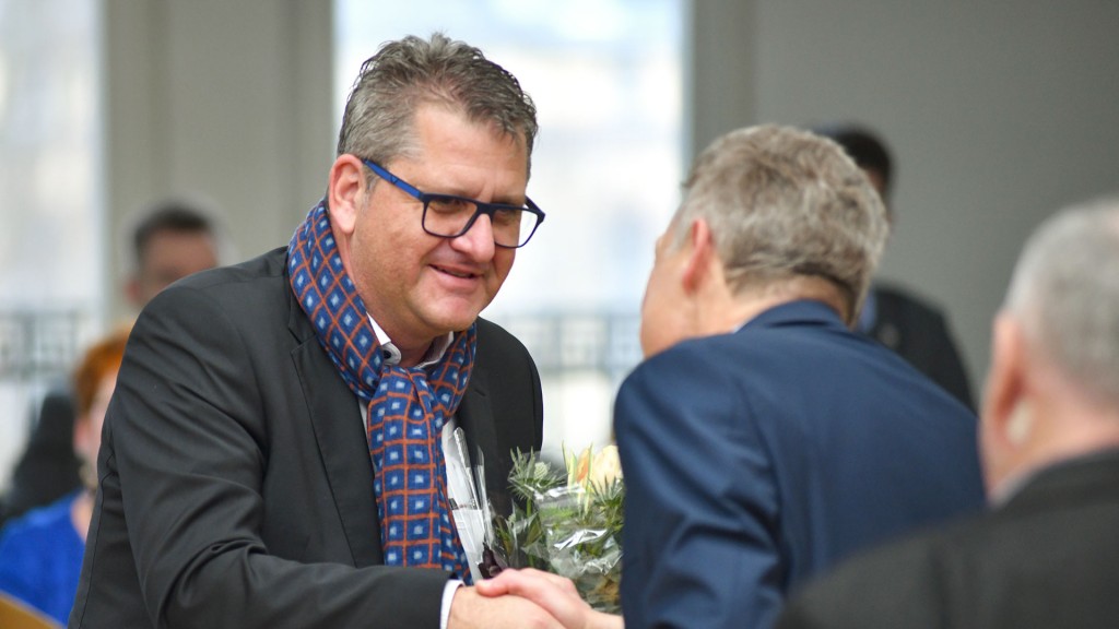 Michael Schmaus wird im Landtag des Saarlandes als neu gewählter Landesbehindertenbeauftragter beglückwünscht