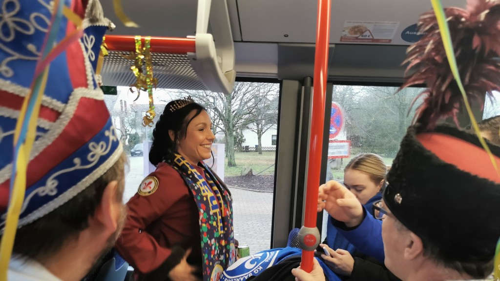 Karnevalsprinzessin Nadine I. im Bus der Faasend Rebellen