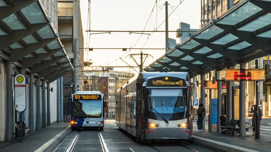 Bus und Saarbahn am Hauptbahnhof Saarbrücken