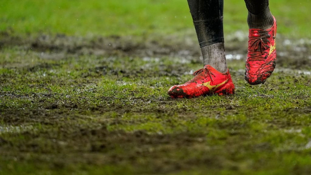 Ein Spieler steht auf dem völlig durchnässten Rasen des Ludwigsparks.