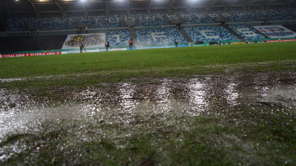 Wasserpfützen auf dem Rasen im Ludwigsparkstadion