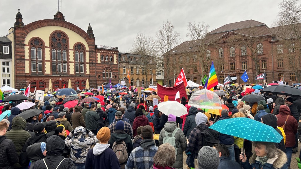 Foto: Demonstrierende auf dem Landwehrplatz