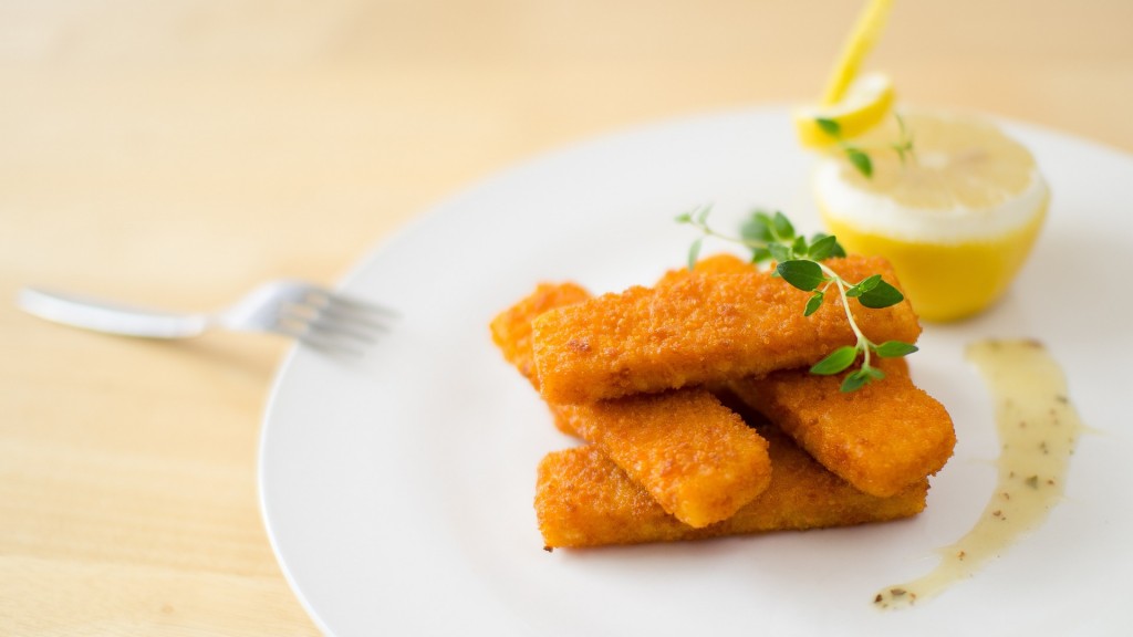 Fischstäbchen liegen aufeinandergestapelt auf einem weißen Teller.